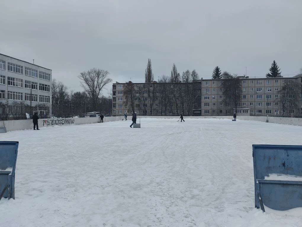 Куряне подготовили к повторной заливке каток у школы №48 Куряне подготовили к повторной заливке каток у школы №48