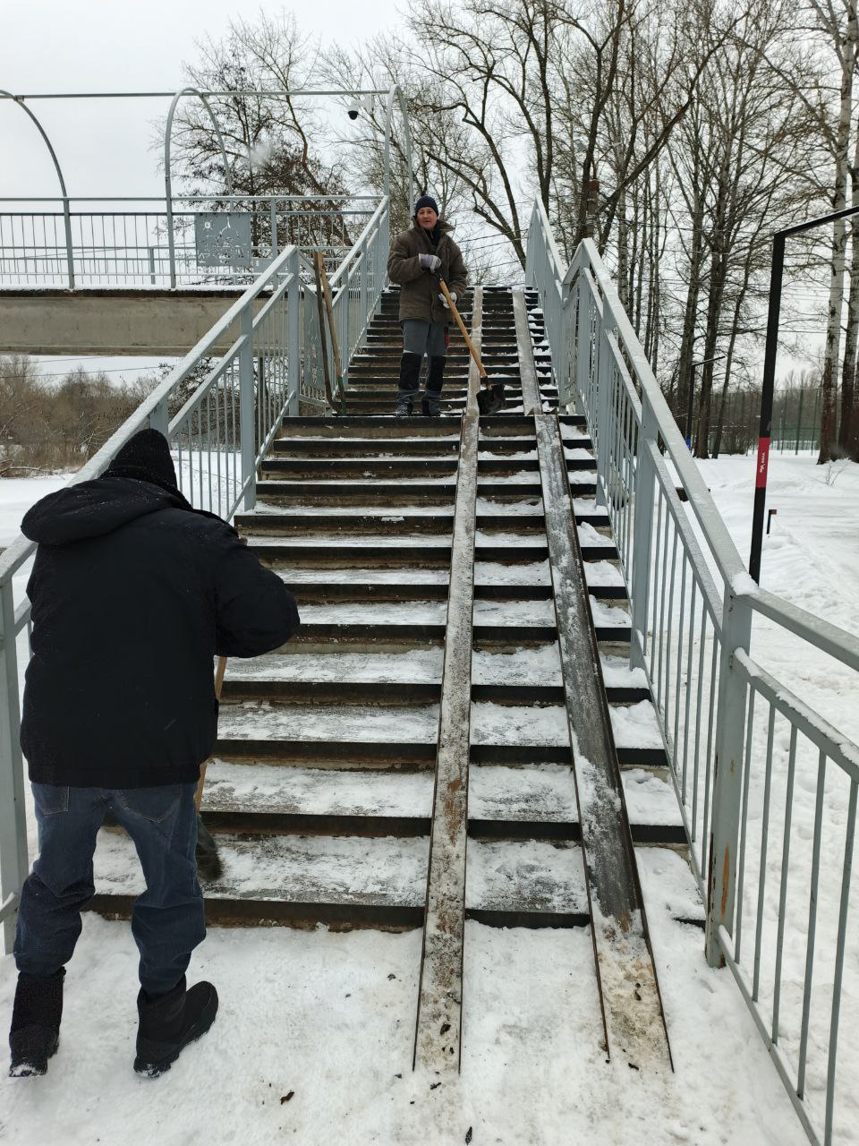 В Курске на расчистку снега вышли сотрудники спортивных школ