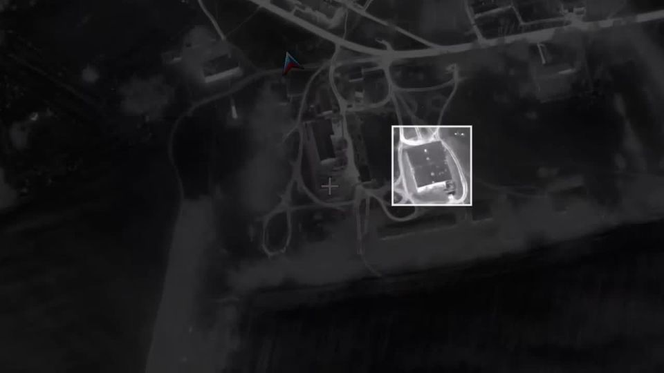 Минобороны опубликовало кадры поражения места хранения и пункта управления БпЛА ВСУ специалистами войск беспилотных систем с применением БпЛА «Герань-2» в районе населенного пункта Мироновка Сумском области