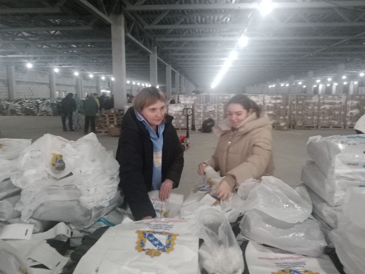 Глава из Курского приграничья позвал жителей волонтерами на складе гумпомощи Глава из Курского приграничья позвал жителей волонтерами на складе гумпомощи