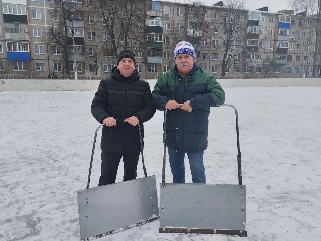 Куряне подготовили к повторной заливке каток у школы №48 Куряне подготовили к повторной заливке каток у школы №48