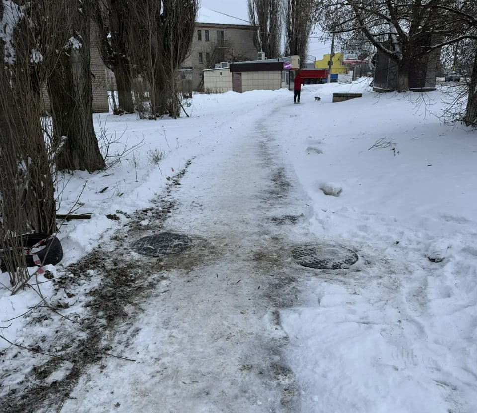 Жители в социальных сетях обратили внимание на два поврежденных колодца на тротуаре Магистрального проезда Жители в социальных сетях обратили внимание на два поврежденных колодца на тротуаре Магистрального проезда