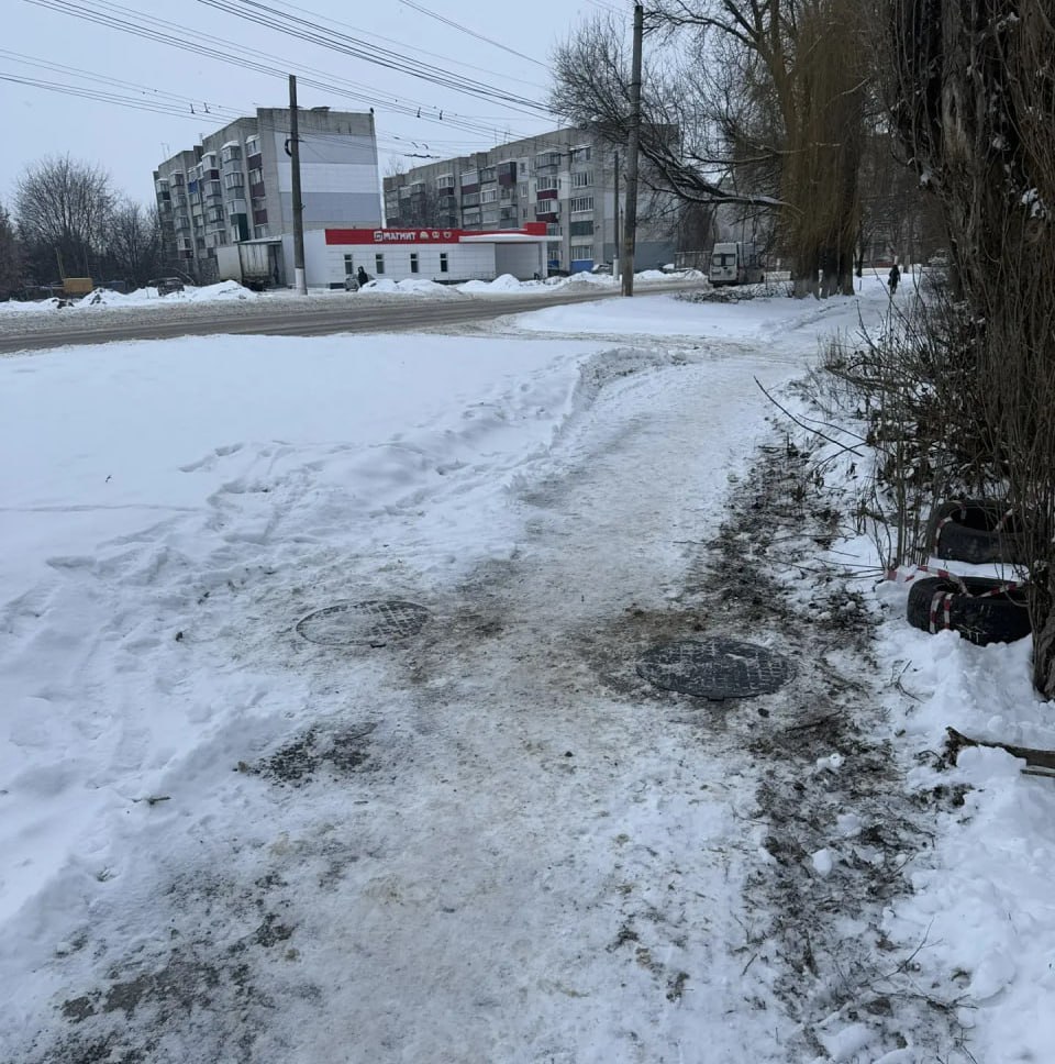 В Магистральном проезде Курска оперативно заменили поврежденные крышки люков В Магистральном проезде Курска оперативно заменили поврежденные крышки люков