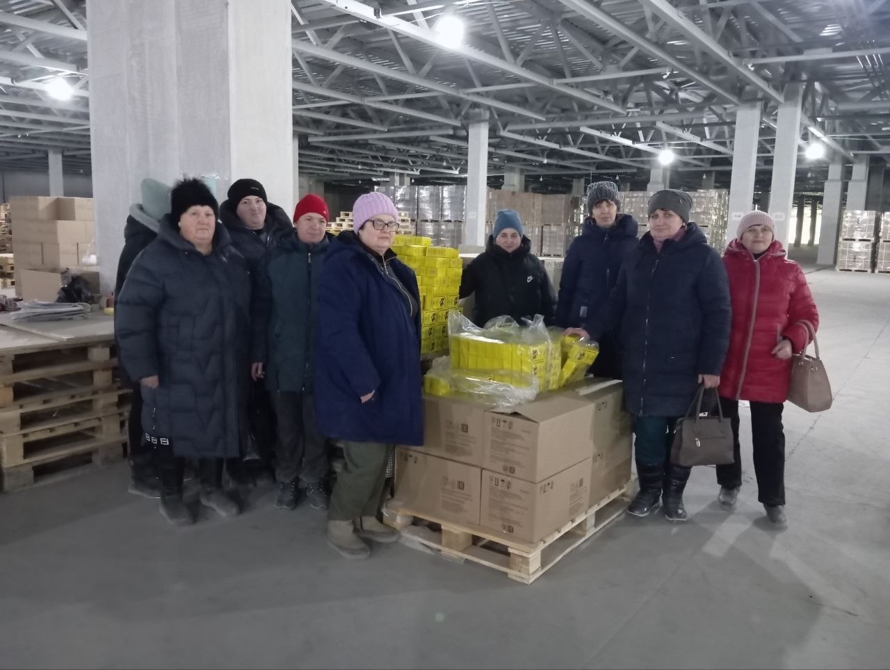 Вчера работники организаций нашего района трудились в Курске, в центре сбора гуманитарной помощи