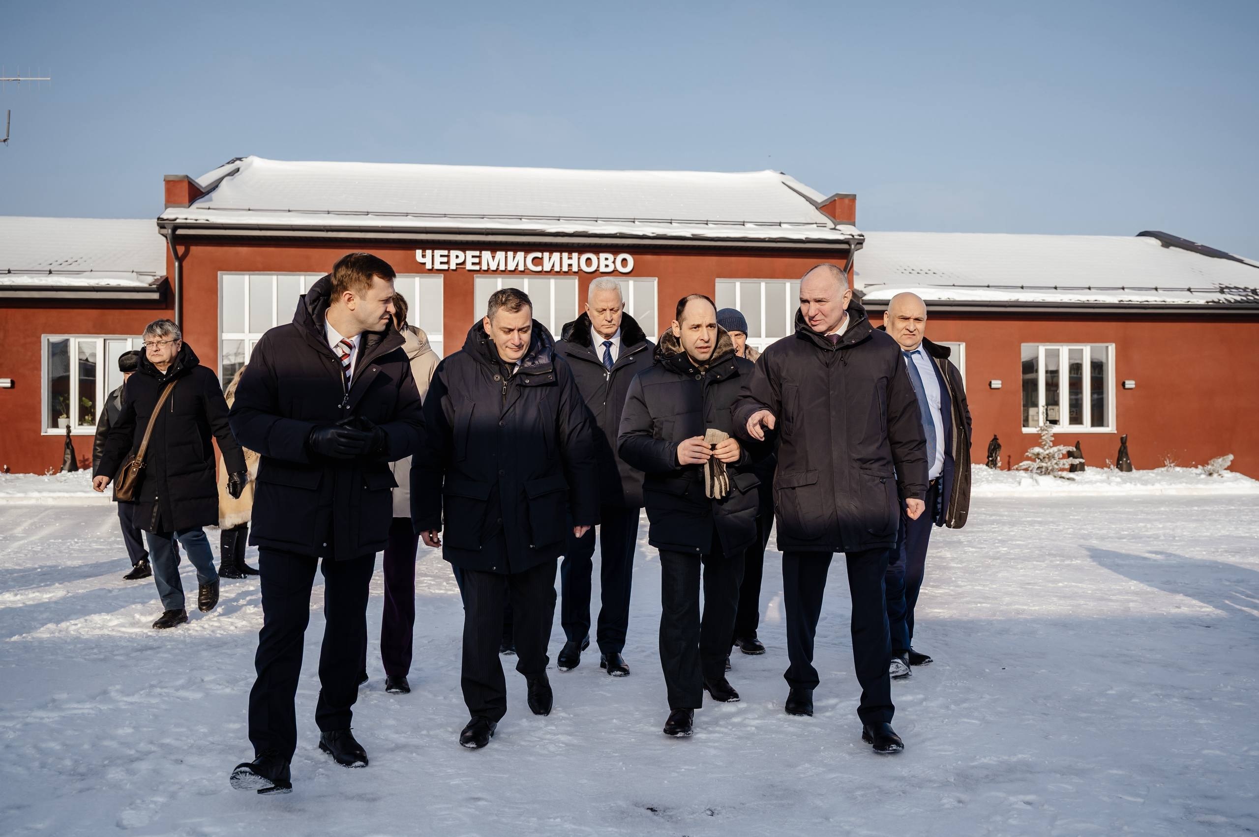Губернатор Курской области Александр Хинштейн и начальник Московской железной дороги Павел Иванов осмотрели три отремонтированных вокзала на маршруте «Поезда Победы» Губернатор Курской области Александр Хинштейн и начальник Московской железной дороги Павел Иванов осмотрели три отремонтированных вокзала на маршруте «Поезда Победы»