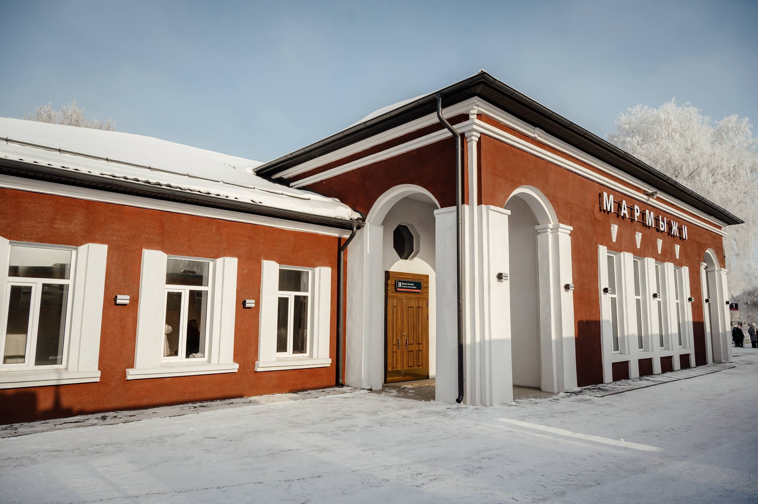 Губернатор Курской области Александр Хинштейн и начальник Московской железной дороги Павел Иванов осмотрели три отремонтированных вокзала на маршруте «Поезда Победы»