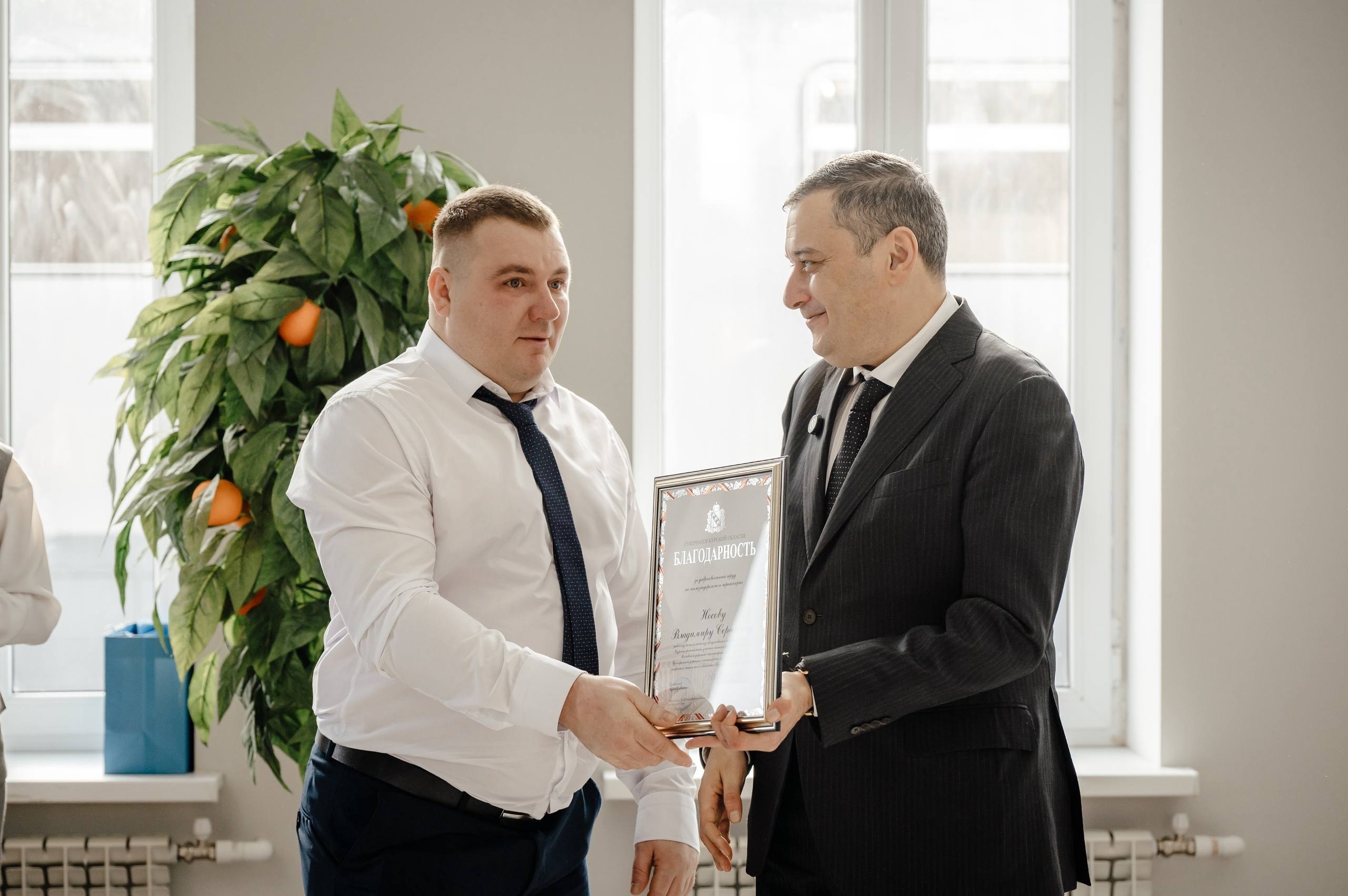 Губернатор Курской области Александр Хинштейн и начальник Московской железной дороги Павел Иванов осмотрели три отремонтированных вокзала на маршруте «Поезда Победы» Губернатор Курской области Александр Хинштейн и начальник Московской железной дороги Павел Иванов осмотрели три отремонтированных вокзала на маршруте «Поезда Победы»