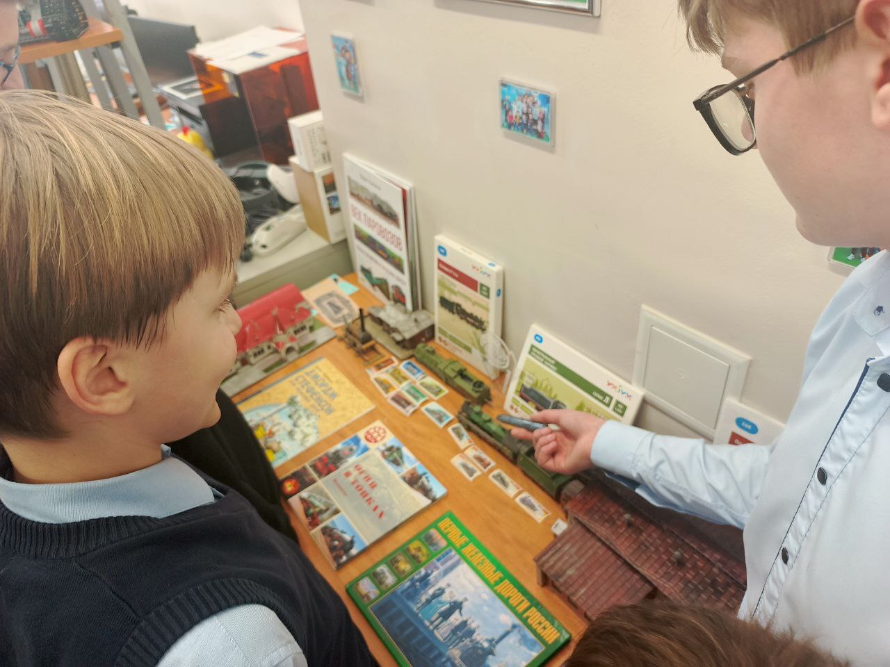 На базе Медвенской школы состоялась презентация проекта Школьный мини-музей «Уголок русского паровоза» с использованием оборудования, приобретенного благодаря национальному проекту «Точка роста» национального проекта... На базе Медвенской школы состоялась презентация проекта Школьный мини-музей «Уголок русского паровоза» с использованием оборудования, приобретенного благодаря национальному проекту «Точка роста» национального проекта...