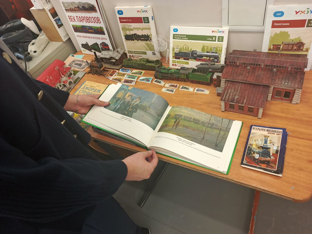 На базе Медвенской школы состоялась презентация проекта Школьный мини-музей «Уголок русского паровоза» с использованием оборудования, приобретенного благодаря национальному проекту «Точка роста» национального проекта... На базе Медвенской школы состоялась презентация проекта Школьный мини-музей «Уголок русского паровоза» с использованием оборудования, приобретенного благодаря национальному проекту «Точка роста» национального проекта...