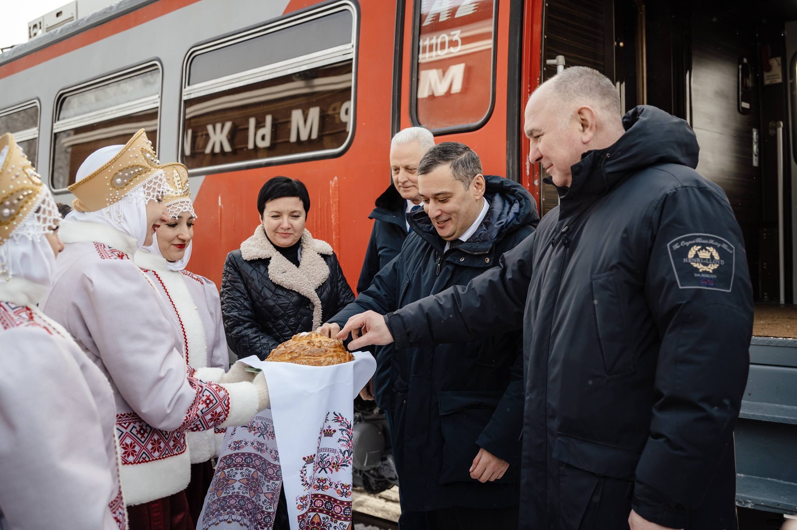 Губернатор Курской области Александр Хинштейн и начальник Московской железной дороги Павел Иванов осмотрели три отремонтированных вокзала на маршруте «Поезда Победы» Губернатор Курской области Александр Хинштейн и начальник Московской железной дороги Павел Иванов осмотрели три отремонтированных вокзала на маршруте «Поезда Победы»