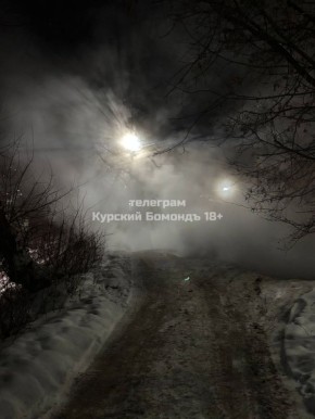 В результате прорыва трубы на улице Марата в Курске течет кипяток
