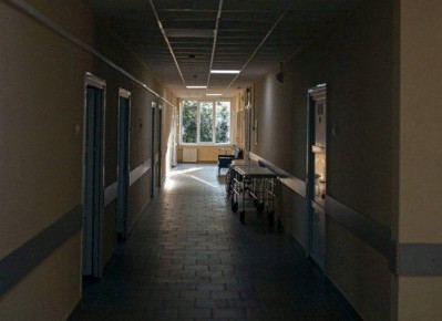«Если у нас есть труп, мы его упаковали, положили на каталку и выкатили в общий коридор. И там они находятся до прибытия спецтранспорта», — об этом на днях рассказали санитарки больницы №6 Курска