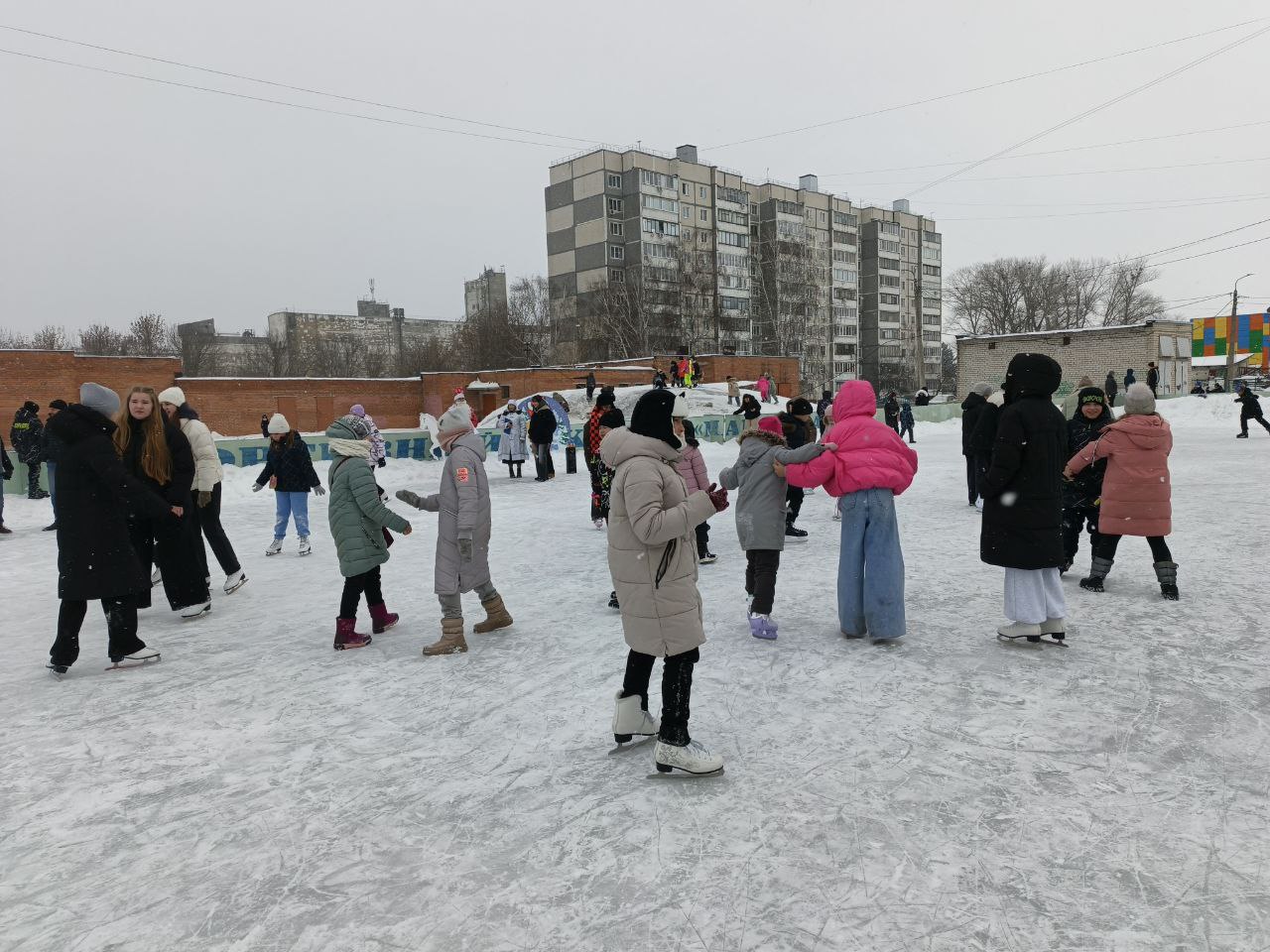 Юным курянам провели мастер-класс на школьном катке Юным курянам провели мастер-класс на школьном катке