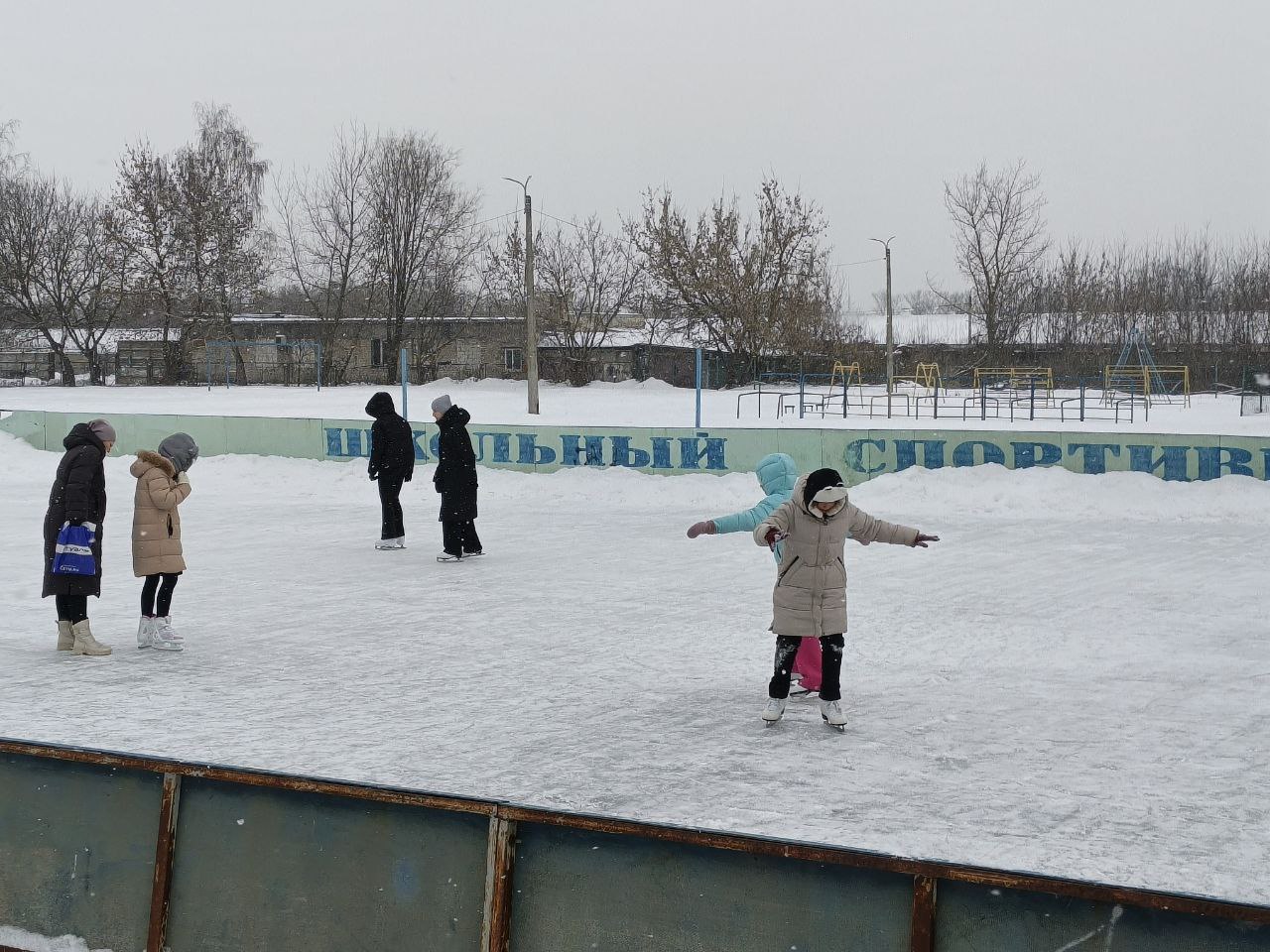 Юным курянам провели мастер-класс на школьном катке Юным курянам провели мастер-класс на школьном катке