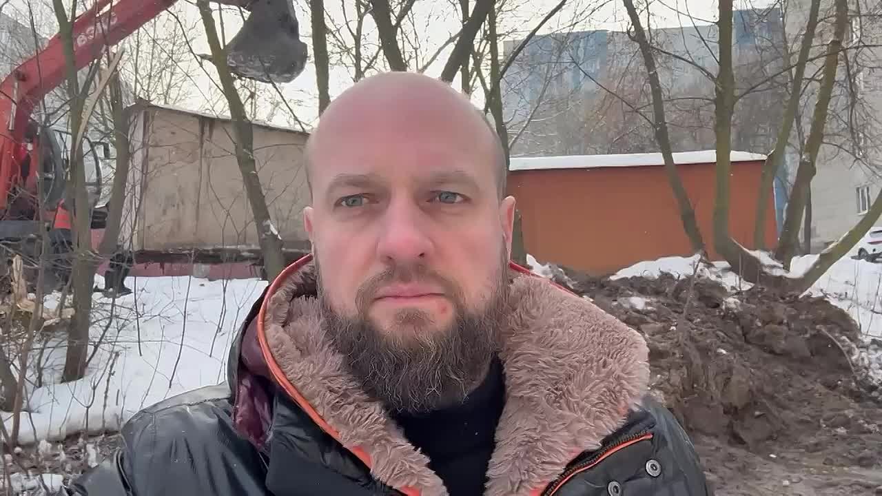 Евгений Маслов: Друзья, нахожусь на улице Хуторская, где произошла авария на сетях холодного водоснабжения