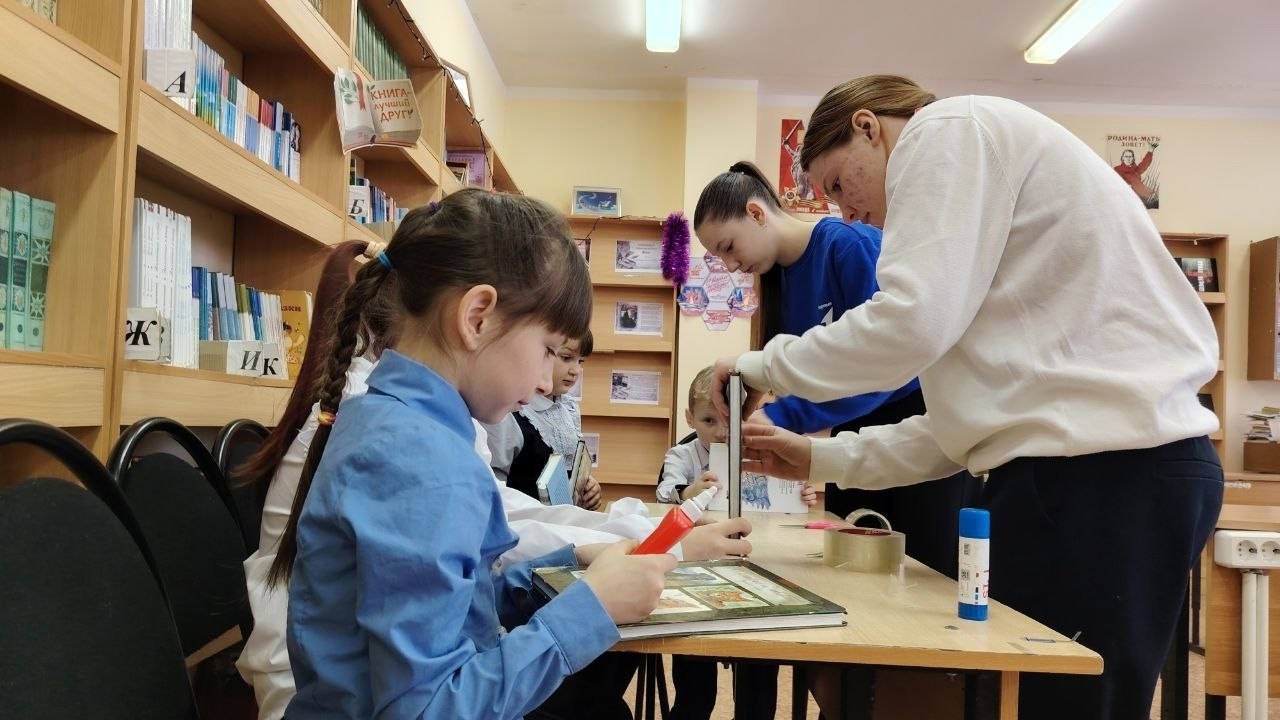 Андрей Амерев: Книги Первых. Ко Дню тимуровца активисты первичного отделения Ясеновской школы провели мастер-класс по реставрации книг в школьной библиотеке Андрей Амерев: Книги Первых. Ко Дню тимуровца активисты первичного отделения Ясеновской школы провели мастер-класс по реставрации книг в школьной библиотеке