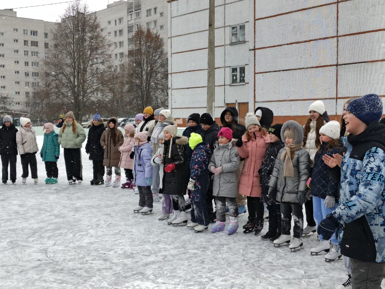 Юным курянам провели мастер-класс на школьном катке Юным курянам провели мастер-класс на школьном катке