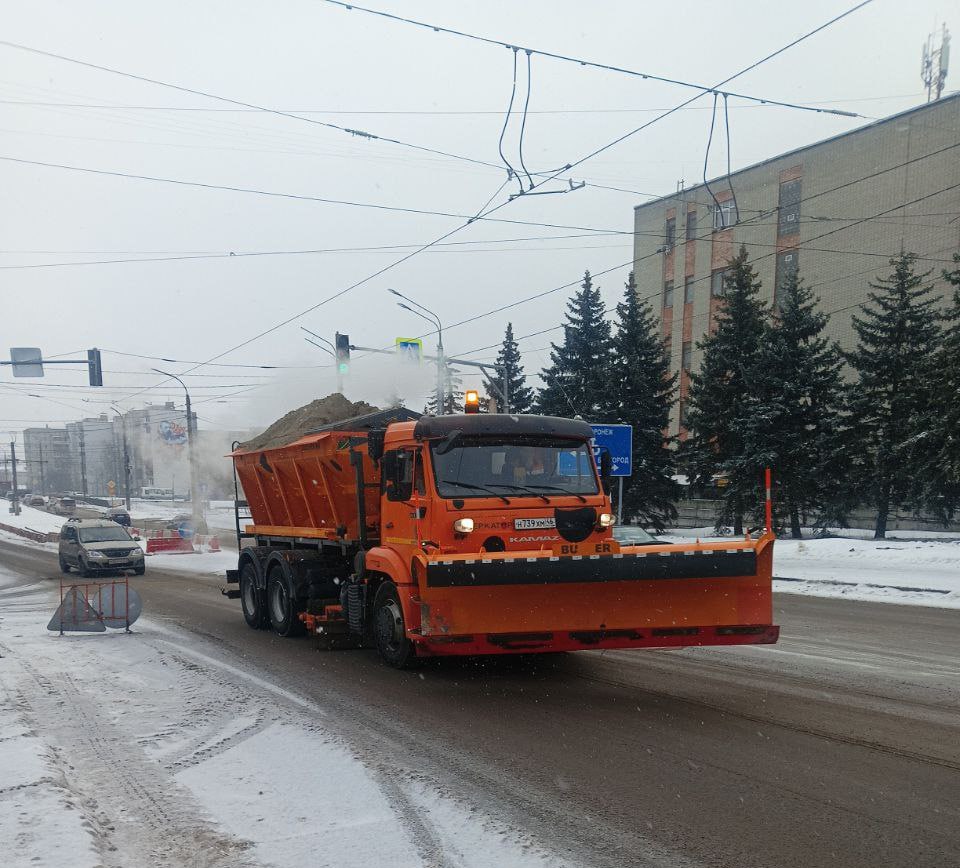 Коммунальные службы города продолжают интенсивную уборку улиц от снега Коммунальные службы города продолжают интенсивную уборку улиц от снега
