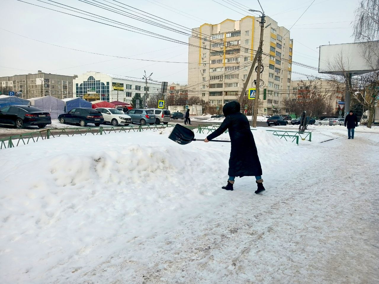 В Курске проверили прилегающие к торговым объектам территории