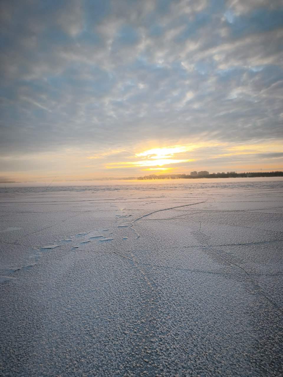 Камеры сняли детей на льду курского «моря»: родителей оштрафовали Камеры сняли детей на льду курского «моря»: родителей оштрафовали