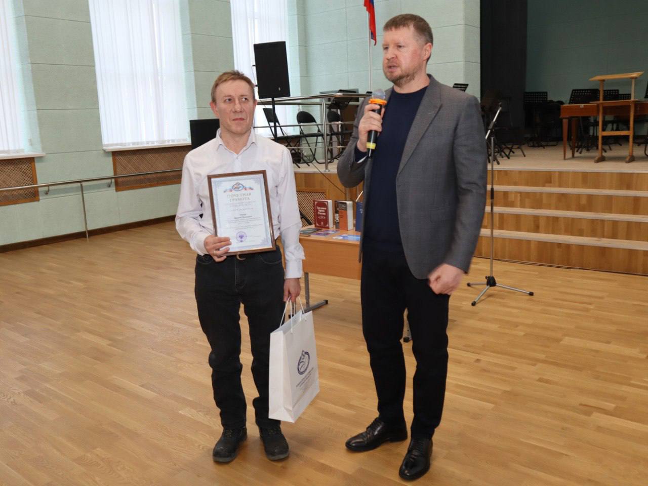 Председатель курского избиркома Евгений Черкашин встретился с учащимися музыкального колледжа-интерната для слепых в Курске Председатель курского избиркома Евгений Черкашин встретился с учащимися музыкального колледжа-интерната для слепых в Курске