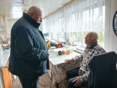 Геннадий Енютин: Сегодня побывал в д.Красниково Шумаковского сельсовета и поздравил с Днем рождения замечательного человека, труженика тыла Красникова Николая Васильевича