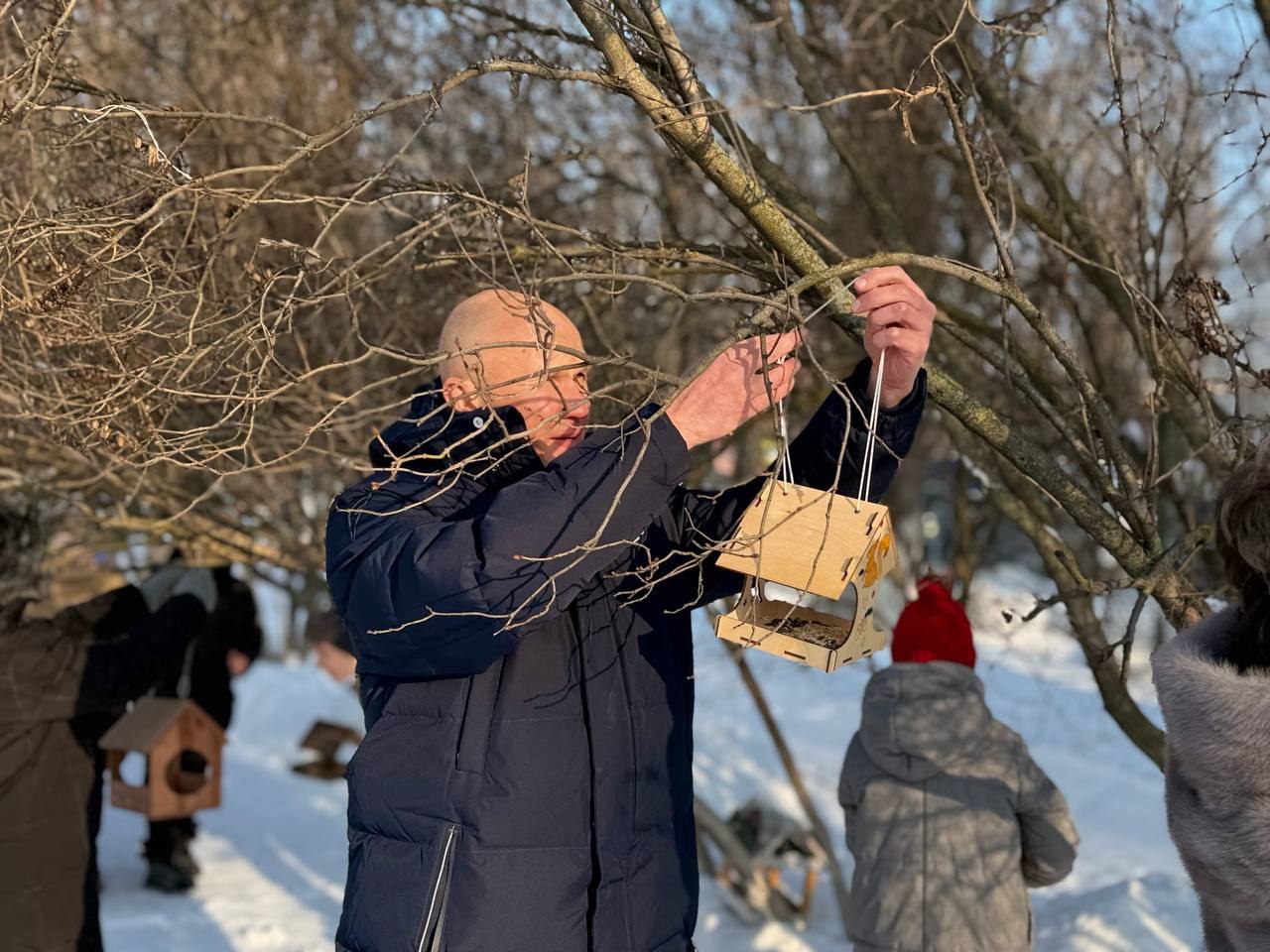 Кафе для пернатых. К всероссийской акции «Покормите птиц зимой» присоединились ученики и педагоги курской школы №50 им. Ю.А. Гагарина и их гость - председатель Курского городского собрания Владимир Токарев Кафе для пернатых. К всероссийской акции «Покормите птиц зимой» присоединились ученики и педагоги курской школы №50 им. Ю.А. Гагарина и их гость - председатель Курского городского собрания Владимир Токарев