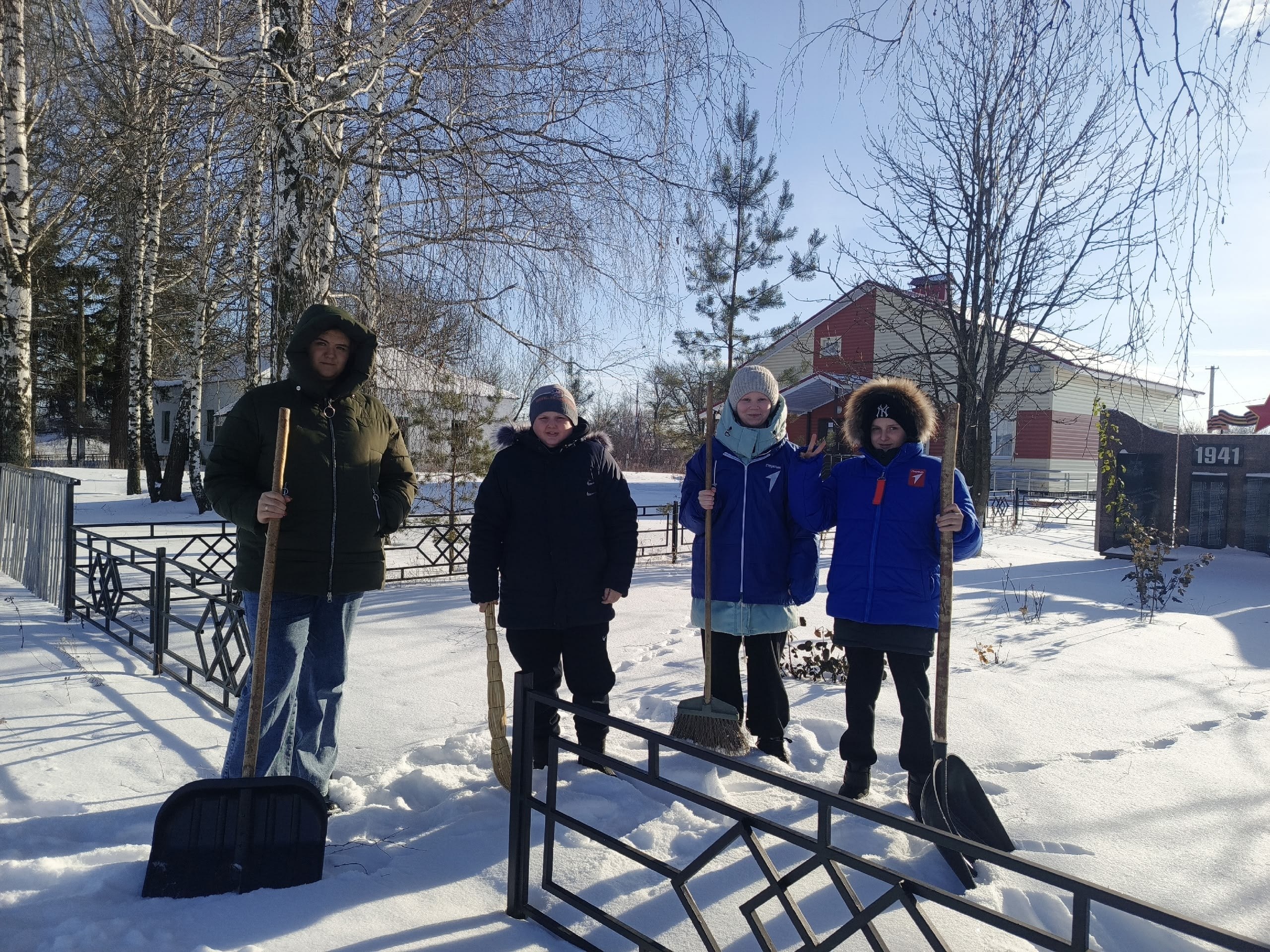 Тимуровцы в деле!. Активисты Движения Первых Сазановской школы присоединяются к акции "Память поколений" которая проходит в рамках Дня Тимуровца Тимуровцы в деле!. Активисты Движения Первых Сазановской школы присоединяются к акции "Память поколений" которая проходит в рамках Дня Тимуровца