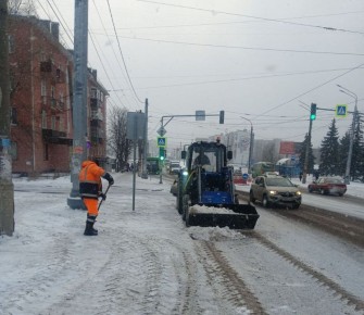 Коммунальные службы города продолжают интенсивную уборку улиц от снега