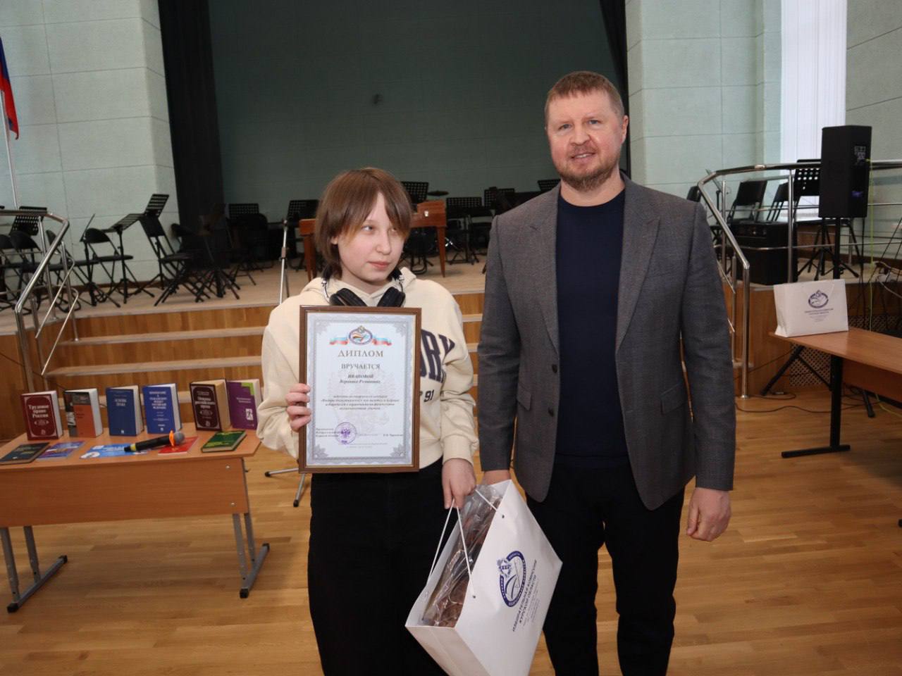 Председатель курского избиркома Евгений Черкашин встретился с учащимися музыкального колледжа-интерната для слепых в Курске Председатель курского избиркома Евгений Черкашин встретился с учащимися музыкального колледжа-интерната для слепых в Курске