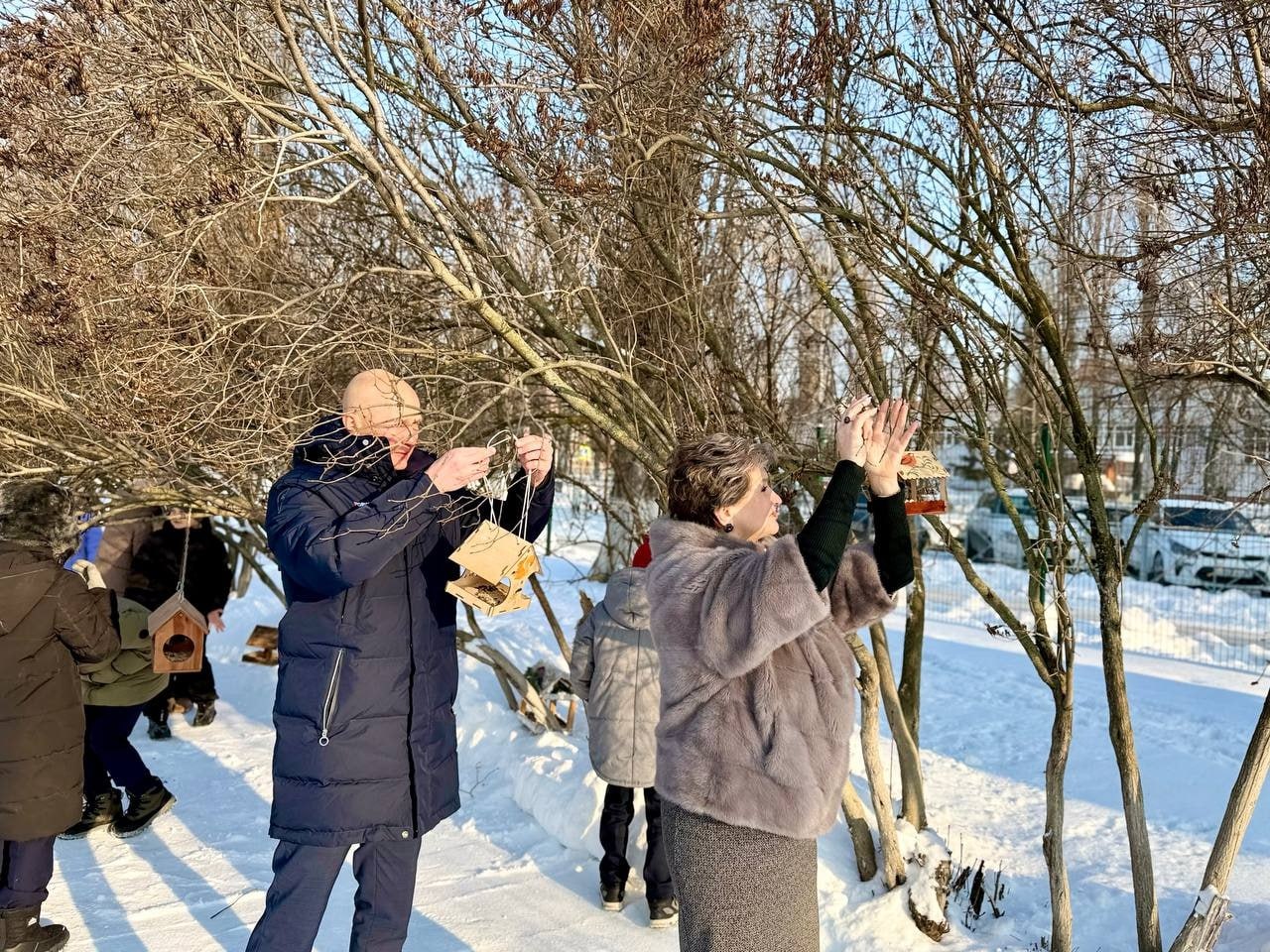 Кафе для пернатых. К всероссийской акции «Покормите птиц зимой» присоединились ученики и педагоги курской школы №50 им. Ю.А. Гагарина и их гость - председатель Курского городского собрания Владимир Токарев Кафе для пернатых. К всероссийской акции «Покормите птиц зимой» присоединились ученики и педагоги курской школы №50 им. Ю.А. Гагарина и их гость - председатель Курского городского собрания Владимир Токарев