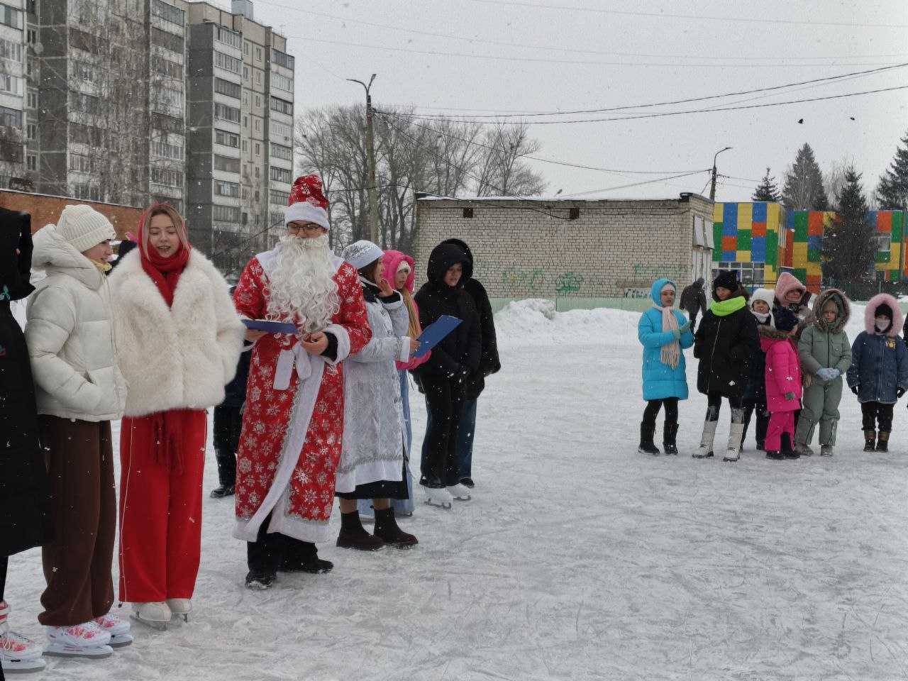 Юным курянам провели мастер-класс на школьном катке Юным курянам провели мастер-класс на школьном катке