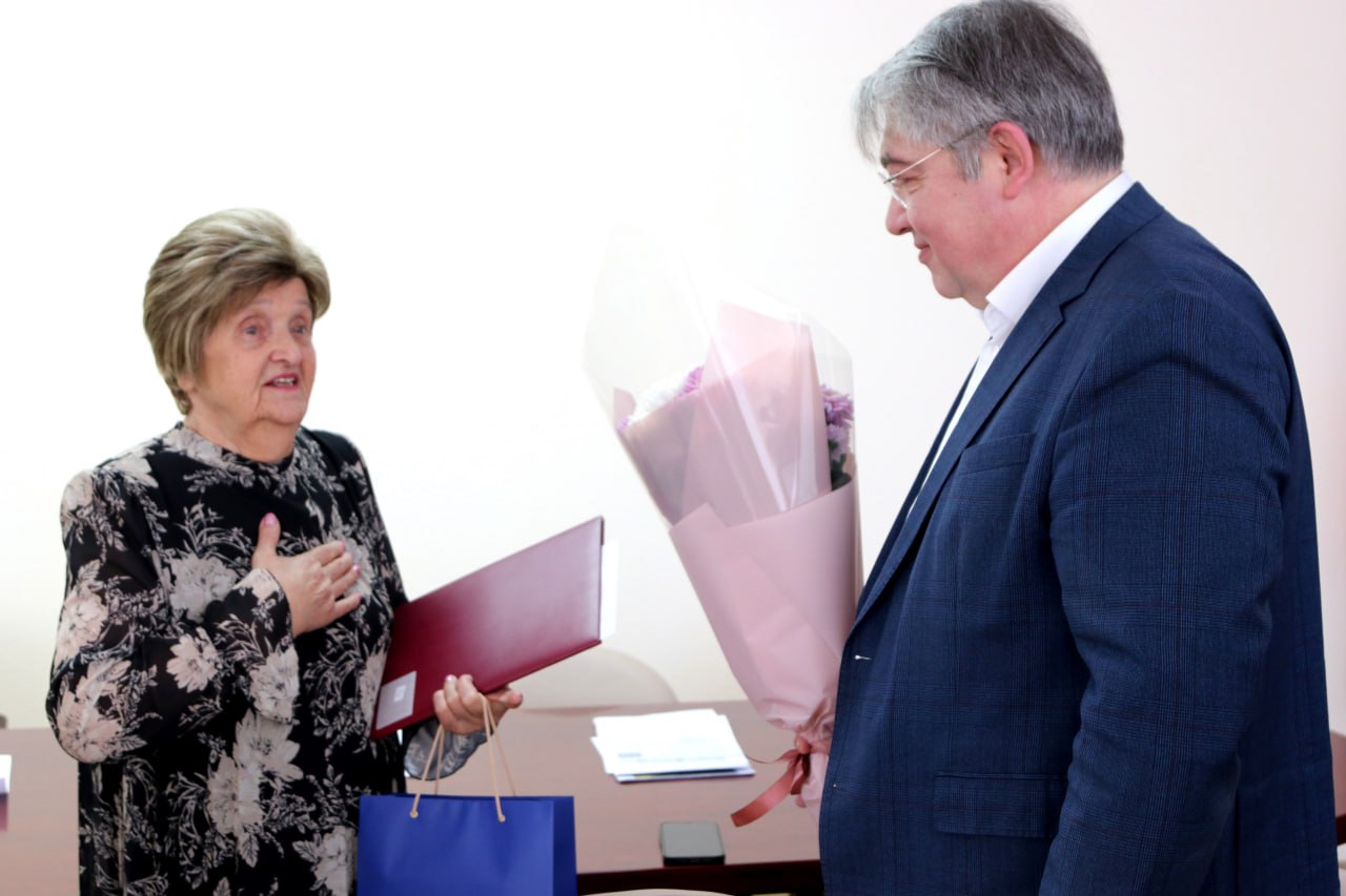 Александр Михайлов: Сегодня с коллегами поздравили с Днем рождения председателя Железногорской городской общественной организации «Несовершеннолетних узников фашистских концлагерей» и просто замечательную женщину Надежду... Александр Михайлов: Сегодня с коллегами поздравили с Днем рождения председателя Железногорской городской общественной организации «Несовершеннолетних узников фашистских концлагерей» и просто замечательную женщину Надежду...