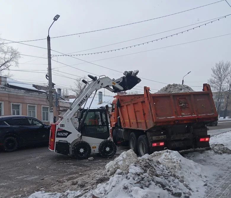 Коммунальные службы города продолжают интенсивную уборку улиц от снега Коммунальные службы города продолжают интенсивную уборку улиц от снега