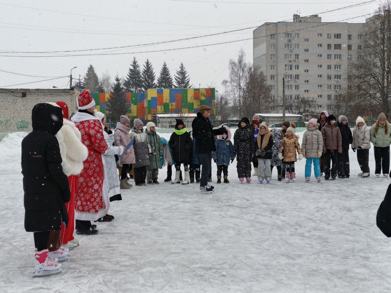 Юным курянам провели мастер-класс на школьном катке