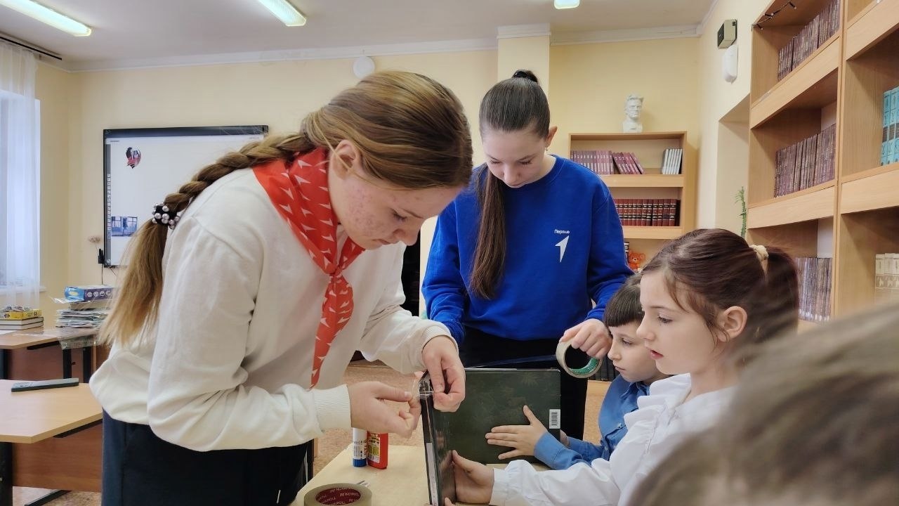 Андрей Амерев: Книги Первых. Ко Дню тимуровца активисты первичного отделения Ясеновской школы провели мастер-класс по реставрации книг в школьной библиотеке Андрей Амерев: Книги Первых. Ко Дню тимуровца активисты первичного отделения Ясеновской школы провели мастер-класс по реставрации книг в школьной библиотеке