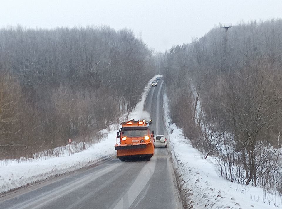 Коммунальные службы города продолжают интенсивную уборку улиц от снега Коммунальные службы города продолжают интенсивную уборку улиц от снега