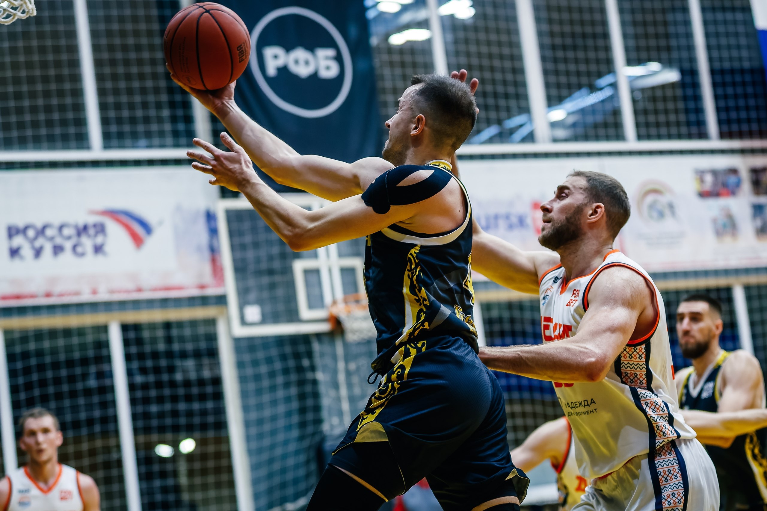 СОХРАНИЛИ ЛИДЕРСТВО. Курские "Русичи" провели дома два матча с одним из главных конкурентов на медали Высшей лиги брянской "Десной" и сохранили за собой единоличное лидерство в турнирной таблице СОХРАНИЛИ ЛИДЕРСТВО. Курские "Русичи" провели дома два матча с одним из главных конкурентов на медали Высшей лиги брянской "Десной" и сохранили за собой единоличное лидерство в турнирной таблице