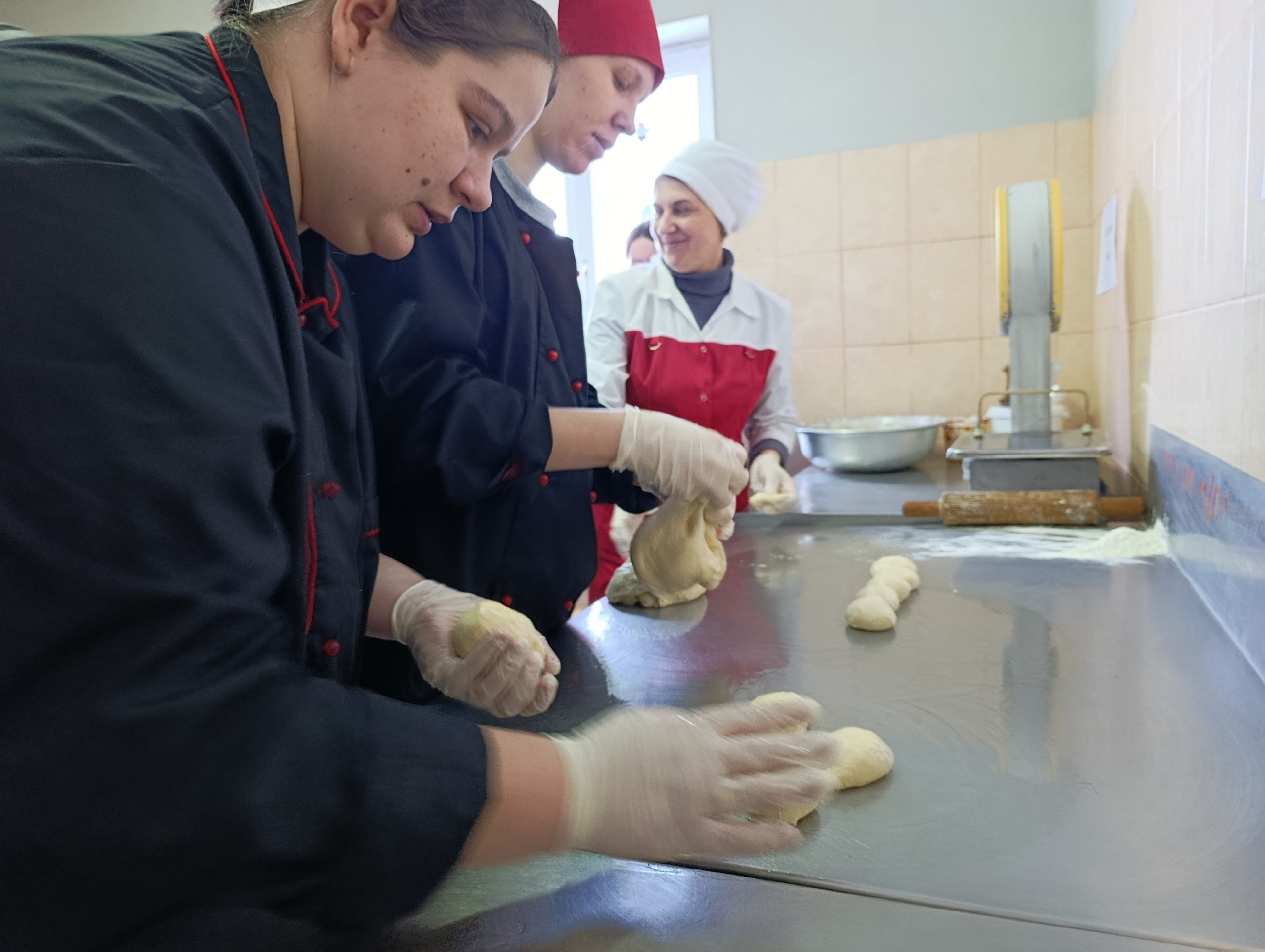 Сегодня в кондитерском цехе потребительского общества «Щигровское» для студентов второго и третьего курсов Щигровского филиала социально-аграрного техникума им. В. М. Клыкова прошёл мастер-класс «Будущие мастера» Сегодня в кондитерском цехе потребительского общества «Щигровское» для студентов второго и третьего курсов Щигровского филиала социально-аграрного техникума им. В. М. Клыкова прошёл мастер-класс «Будущие мастера»