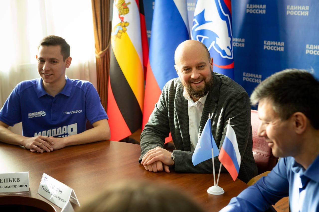 Евгений Маслов: В преддверии Дня студента наградил активистов Курского регионального отделения Всероссийской общественной организации «Молодая Гвардия Единой России» Евгений Маслов: В преддверии Дня студента наградил активистов Курского регионального отделения Всероссийской общественной организации «Молодая Гвардия Единой России»