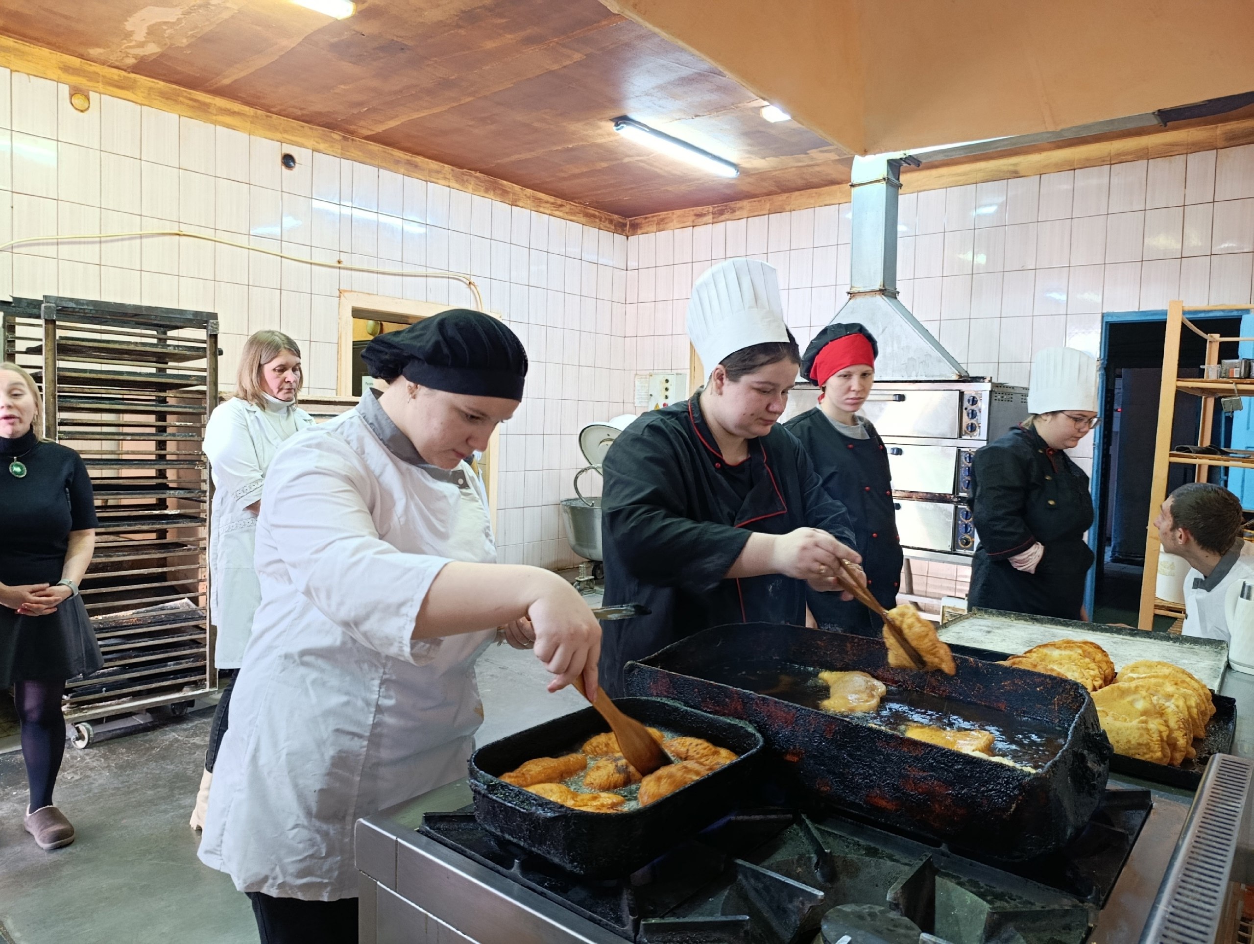 Сегодня в кондитерском цехе потребительского общества «Щигровское» для студентов второго и третьего курсов Щигровского филиала социально-аграрного техникума им. В. М. Клыкова прошёл мастер-класс «Будущие мастера» Сегодня в кондитерском цехе потребительского общества «Щигровское» для студентов второго и третьего курсов Щигровского филиала социально-аграрного техникума им. В. М. Клыкова прошёл мастер-класс «Будущие мастера»