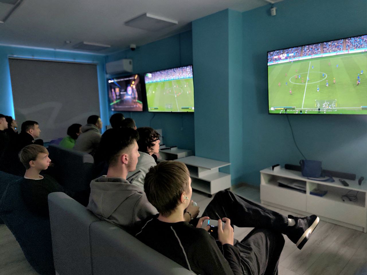 В Курске 10 команд соревновались в диджитал-футболе В Курске 10 команд соревновались в диджитал-футболе