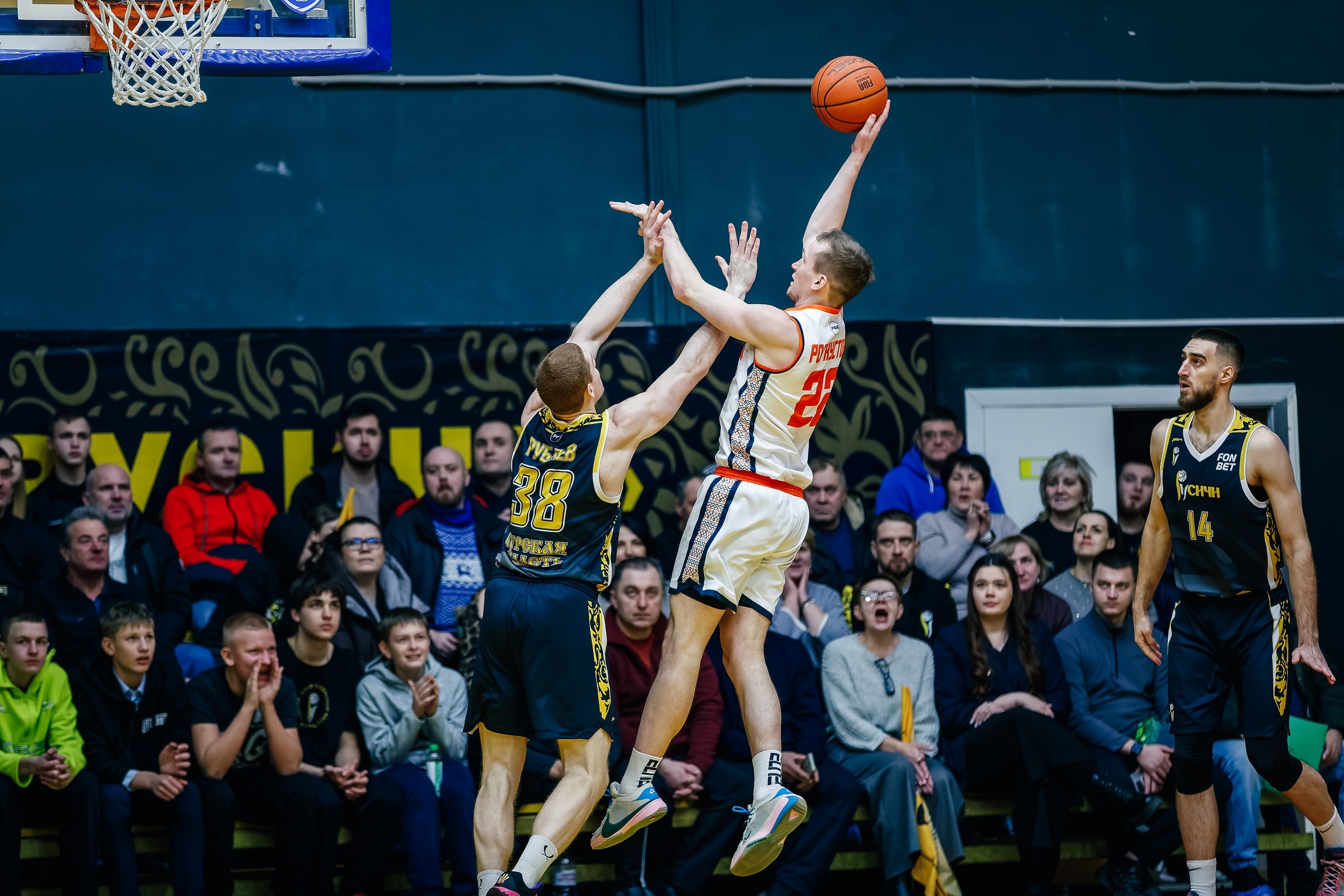 СОХРАНИЛИ ЛИДЕРСТВО. Курские "Русичи" провели дома два матча с одним из главных конкурентов на медали Высшей лиги брянской "Десной" и сохранили за собой единоличное лидерство в турнирной таблице СОХРАНИЛИ ЛИДЕРСТВО. Курские "Русичи" провели дома два матча с одним из главных конкурентов на медали Высшей лиги брянской "Десной" и сохранили за собой единоличное лидерство в турнирной таблице