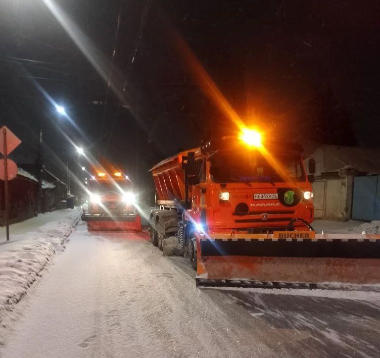 На уборку Курска вышли 66 специалистов и 62 машины