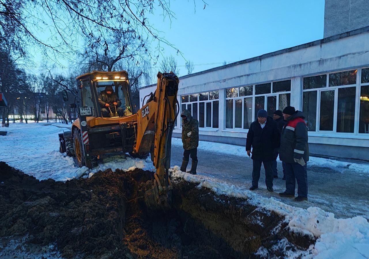 Александр Михайлов: Выехал на место аварии. Дежурная бригада Горводоканала приступила к разрытию грунта над поврежденным участком Александр Михайлов: Выехал на место аварии. Дежурная бригада Горводоканала приступила к разрытию грунта над поврежденным участком
