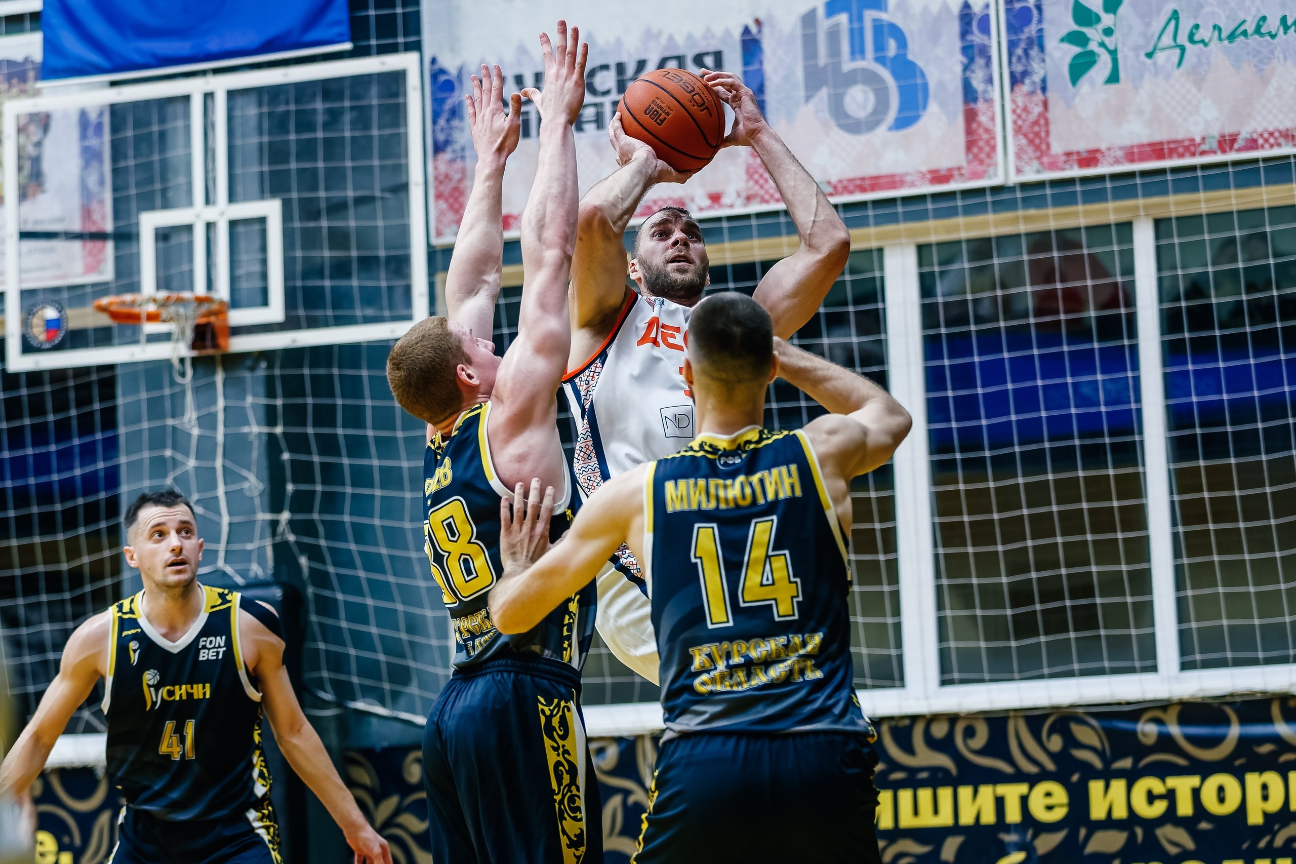 СОХРАНИЛИ ЛИДЕРСТВО. Курские "Русичи" провели дома два матча с одним из главных конкурентов на медали Высшей лиги брянской "Десной" и сохранили за собой единоличное лидерство в турнирной таблице СОХРАНИЛИ ЛИДЕРСТВО. Курские "Русичи" провели дома два матча с одним из главных конкурентов на медали Высшей лиги брянской "Десной" и сохранили за собой единоличное лидерство в турнирной таблице