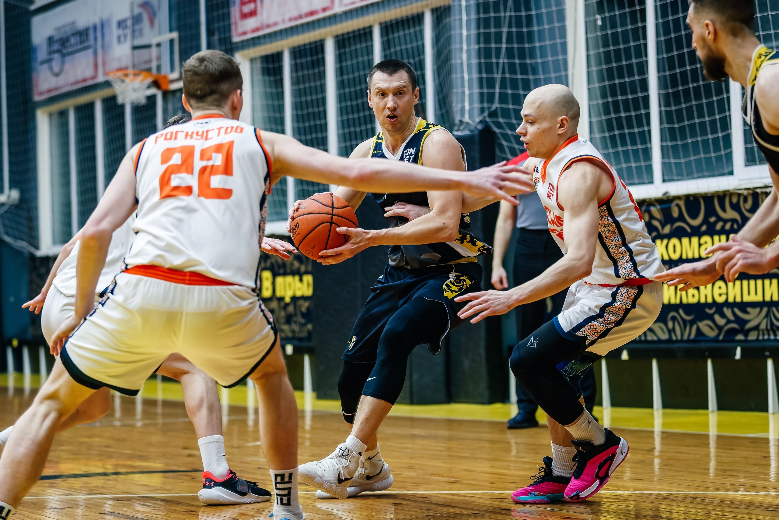 СОХРАНИЛИ ЛИДЕРСТВО. Курские "Русичи" провели дома два матча с одним из главных конкурентов на медали Высшей лиги брянской "Десной" и сохранили за собой единоличное лидерство в турнирной таблице СОХРАНИЛИ ЛИДЕРСТВО. Курские "Русичи" провели дома два матча с одним из главных конкурентов на медали Высшей лиги брянской "Десной" и сохранили за собой единоличное лидерство в турнирной таблице