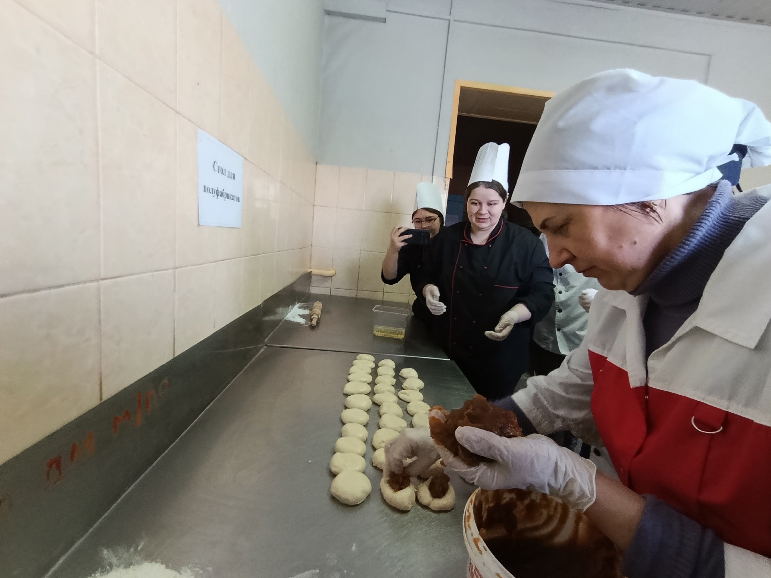 Сегодня в кондитерском цехе потребительского общества «Щигровское» для студентов второго и третьего курсов Щигровского филиала социально-аграрного техникума им. В. М. Клыкова прошёл мастер-класс «Будущие мастера» Сегодня в кондитерском цехе потребительского общества «Щигровское» для студентов второго и третьего курсов Щигровского филиала социально-аграрного техникума им. В. М. Клыкова прошёл мастер-класс «Будущие мастера»