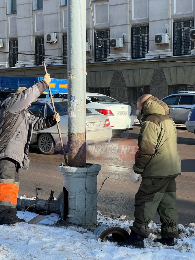 После аварии с троллейбусом на улице Ленина в Курске меняют поврежденные фонарные столбы После аварии с троллейбусом на улице Ленина в Курске меняют поврежденные фонарные столбы
