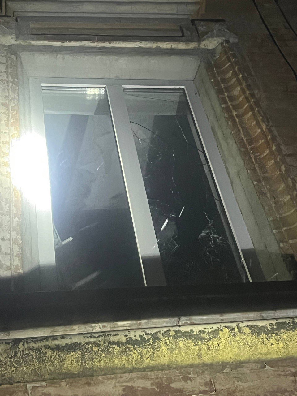 Опубликованы фото последствий ночной атаки БПЛА на Рыльск. Глава Рыльского района Курской области Андрей Белоусов прибыл на место после прилетов, осмотрел повреждения и пообщался с жителями Опубликованы фото последствий ночной атаки БПЛА на Рыльск. Глава Рыльского района Курской области Андрей Белоусов прибыл на место после прилетов, осмотрел повреждения и пообщался с жителями